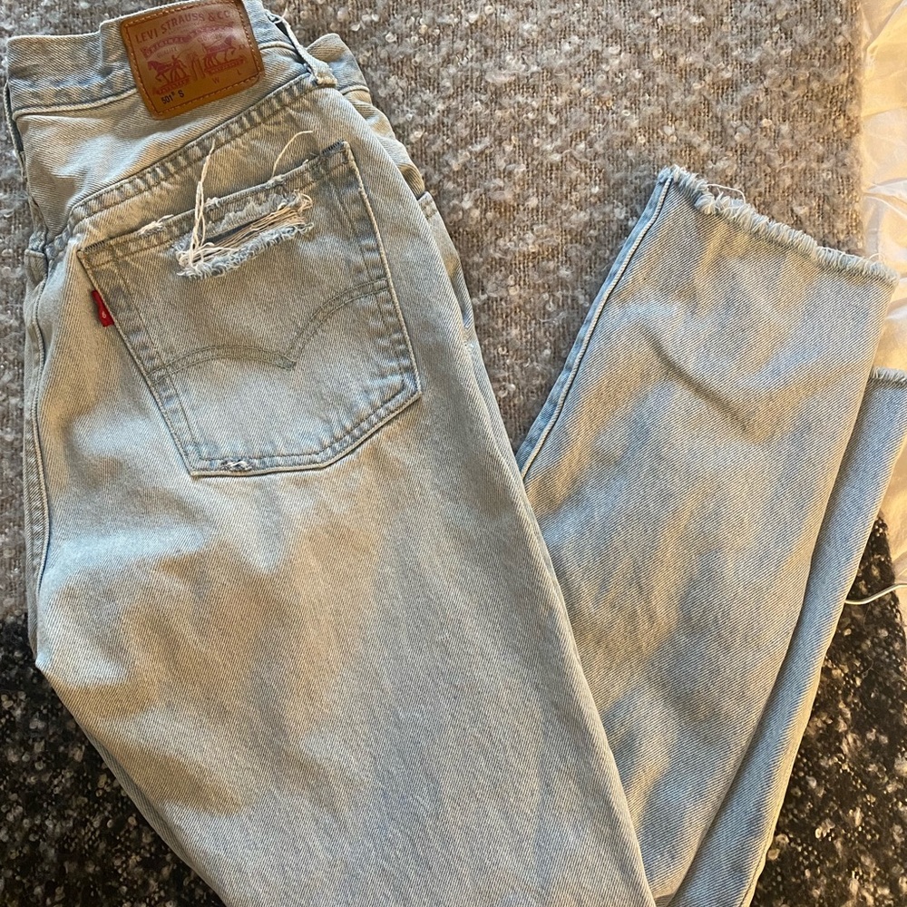 Distressed levi womens jean w27 length 28 inches